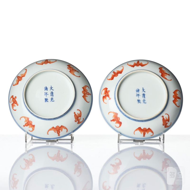 A pair of iron-red decorated 'bats' dishes, - 图3